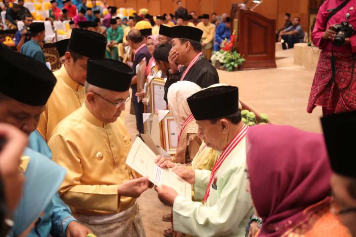 Dua Tokoh Asal Meranti Terima Penghargaan dari Gubri