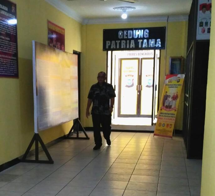 Mantan Kadis PU Bengkalis Bungkam Usai Diperiksa Penyidik KPK 