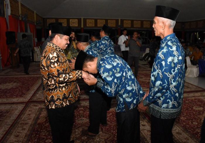 Luar Biasa, Bupati Amril Umrohkan 41 Penggiat Agama di Bengkalis 