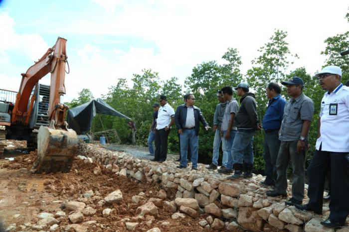 Bupati Irwan Tinjau Proyek Peningkatan Jalan Alai-Mekong Kecamatan TTB