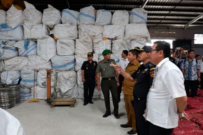 Meranti Terima Hibah 44 Ton Bawang Merah dari BC Karimun