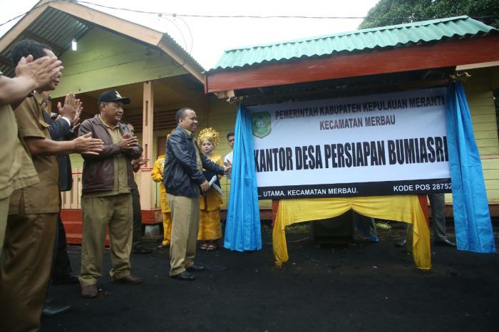 Bupati Irwan Resmikan Kantor Desa dan Lantik Pj. Kades Persiapan Bumiasri Kec. Merbau