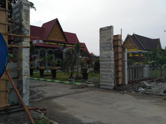 Pekerjaan Pagar Kantor Kejaksaan Bengkalis tak terlihat Plang Proyek 