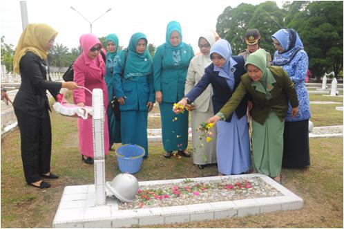 Peringati Hari Ibu ke-88, Persit KCK Koorcab Rem 031 PD I/BB Ziarah Ke TMP Kusuma Dharma