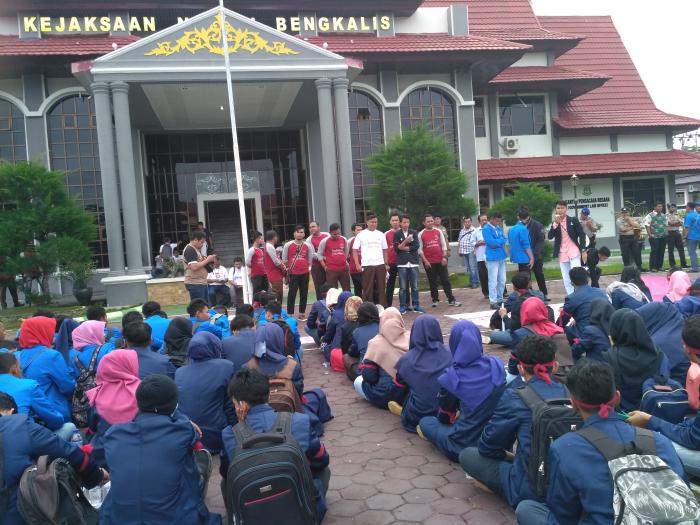 Hari Anti Korupsi, Seratusan Mahasiswa Datangi Kejari Bengkalis