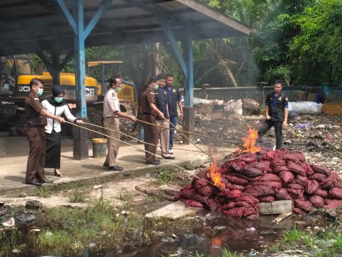 Satpol Air Bengkalis Musnahkan Ratusan Kampit Bawang Merah Illegal 