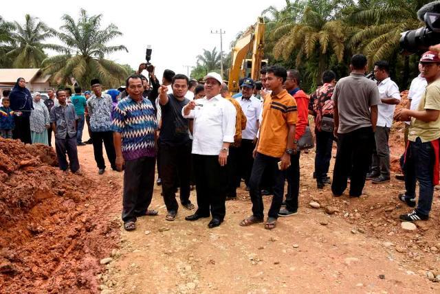 Bupati Amril Imbau Masyarakat untuk Lebih Bersabar