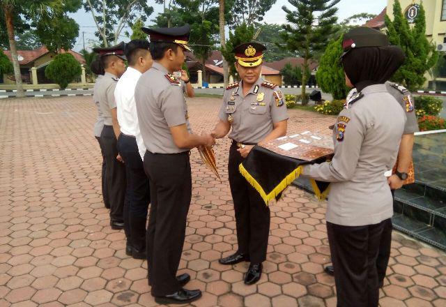 AKBP Sigit Adiwuryanto Berikan Penghargaan Kepada Personil Rohil Berprestasi