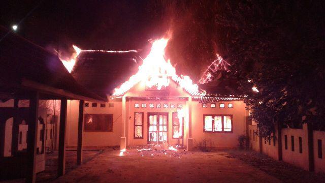 Senin dini Hari, Kantor Penghulu Rimba Melintang Ludes Terbakar
