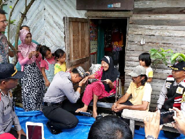 Tim Jum'at Barokah Polresta Pekanbaru Kunjungi Nenek Rayhana