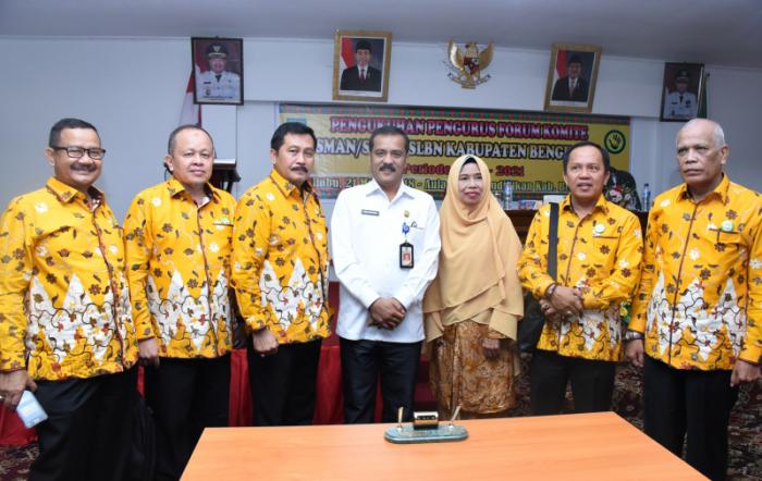 Plt Disdik, Edi Sakura Kukuhkan Forum Komite SMAN/SMKN/SLBN Priode 2018-2021