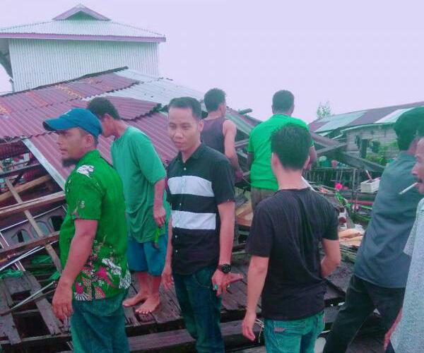 Diterjang Puting Beliung, 2 Rumah dan 1 Musholla di Inhil Rusak