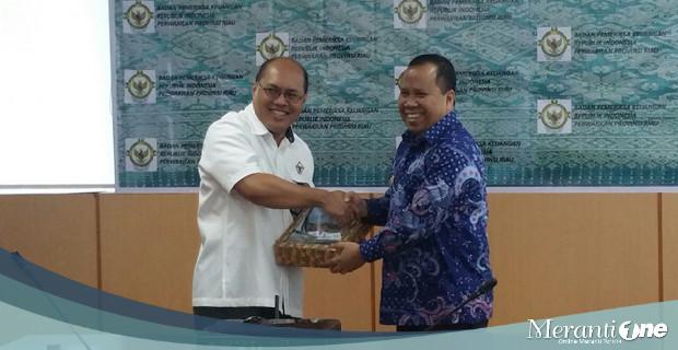 Bupati&nbsp;Serahkan LHP Un Auditied Pemkab Meranti 2017 ke BPK