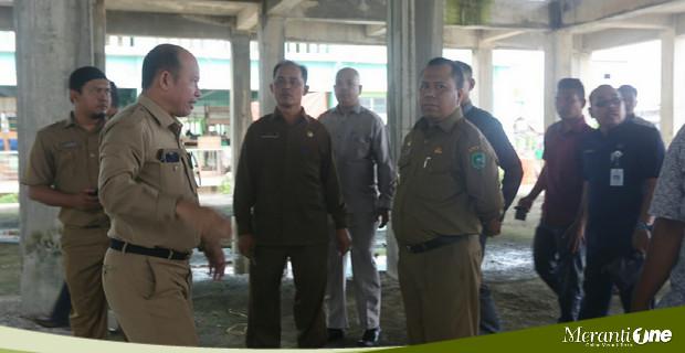 Datangi Pasar Modern Selatpanjang, Bupati Irwan Minta Para Pedagang Jaga Kebersihan