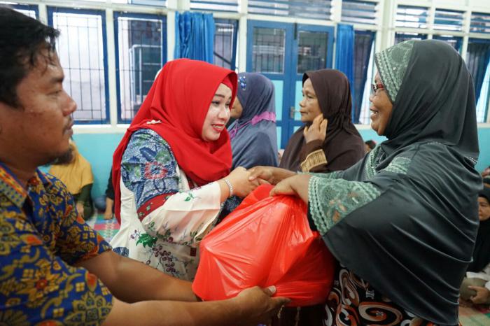 Sambut Bulan Suci Ramadhan, PKK Meranti Bagi-bagi Sembako Pada Kaum Dhuafa