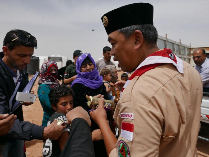 Dipeluk Anak-anak Pengungsi Palestina dan Suriah, Relawan Pramuka Menangis