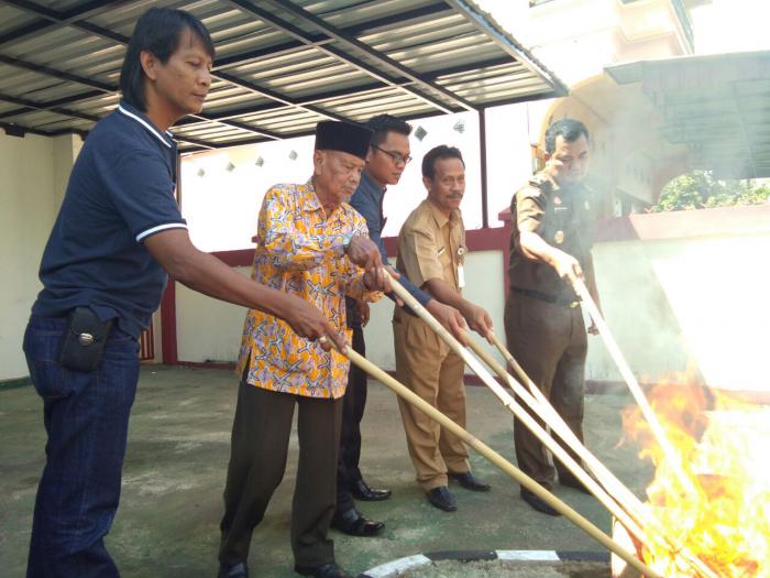 Kejari Meranti Musnahkan BB Narkoba, Sabu 34,04 Gram dan 30 Butir Ektasi Dibakar