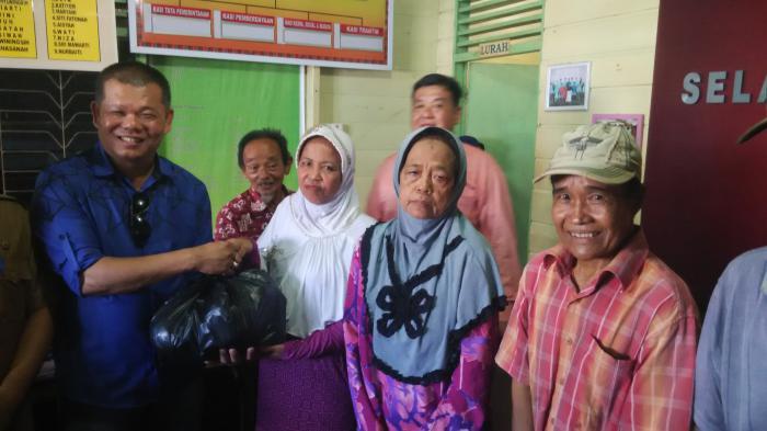 Pengurus YSUBB Selatpanjang Bagi 100 Paket Sembako Kepada Warga Kurang Mampu