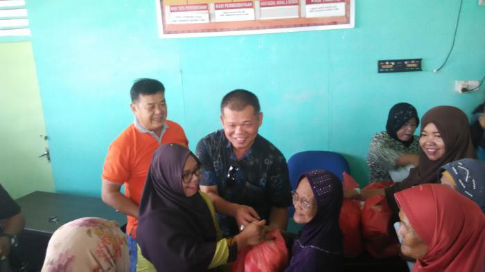 Terima Paket Sembako, Warga Ucapkan Terima Kasih Kepada Pengurus YSVSS Selatpanjang