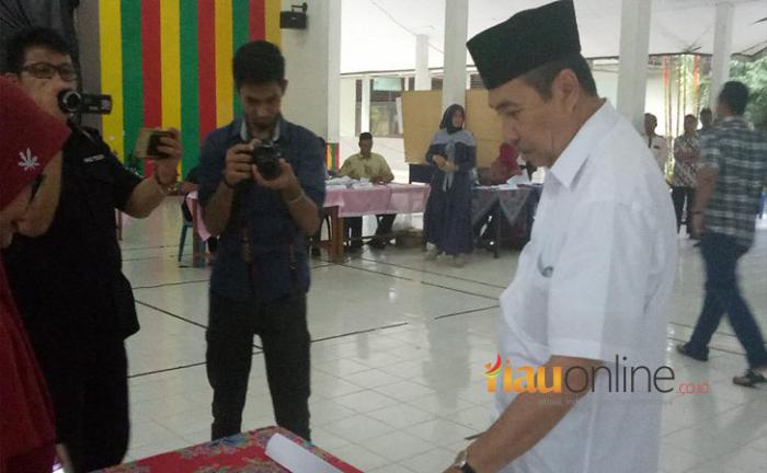 Cagub Riau Syamsuar Bersama Istri Nyoblos di TPS 1