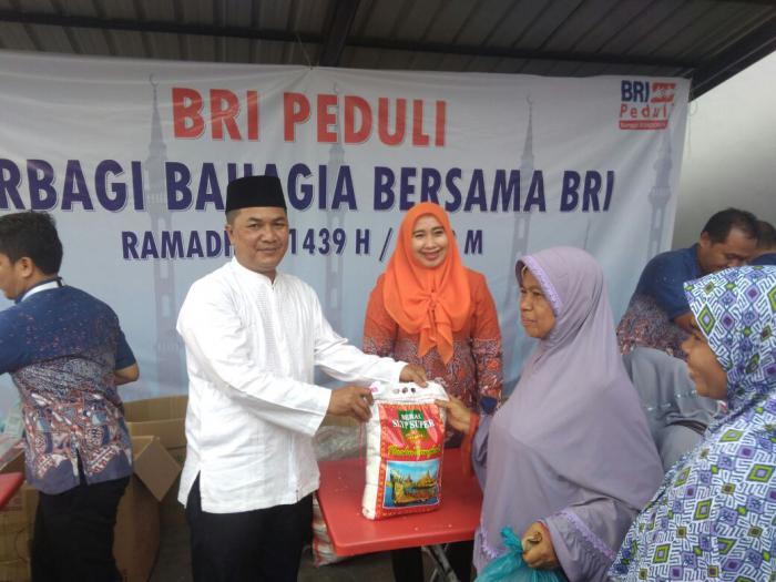 Jelang Lebaran, BRI Kanca Selatpanjang Bagi 200 Paket Sembako Kepada Warga Kurang Mampu