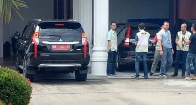 KPK 'Geledah' Rumdin Bupati Amril Mukminin?