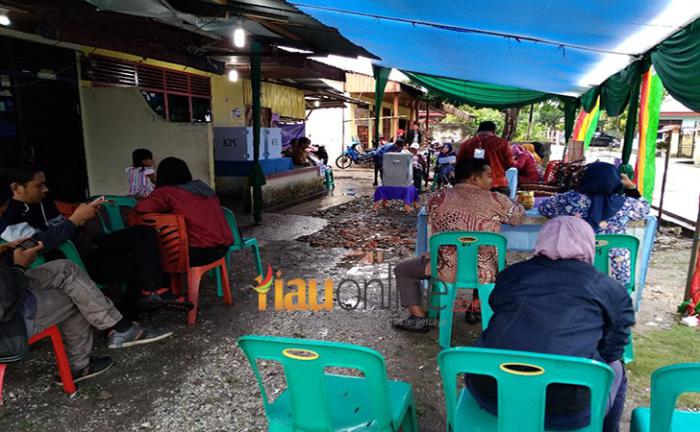 Andi Rachman Mencoblos di TPS Becek dan Berlumpur