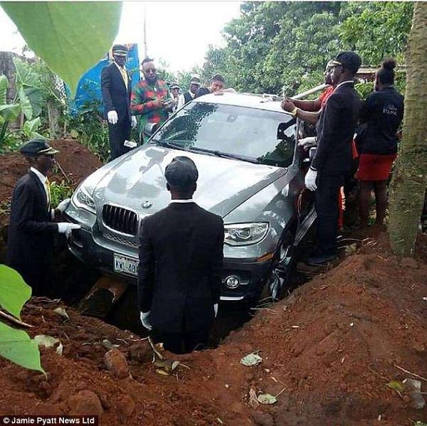 Harta Dibawa Mati! Ada Lho?..  Ayah dan BMW Seharga 1,2 Miliar Dikuburkan Bersama-sama