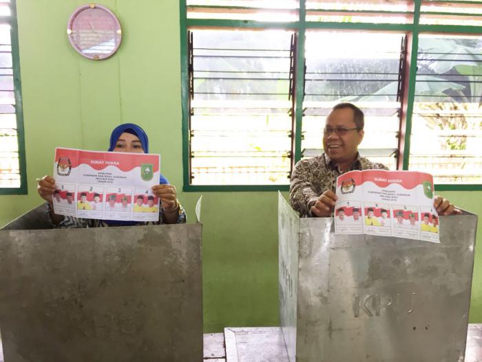 Pilgubri 2018, Bupati Meranti Nyoblos di TPS 03 Desa Banglas