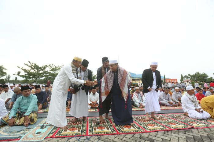 Bupati Meranti Sholat Idul Fitri 1439 H Bersama Warga
