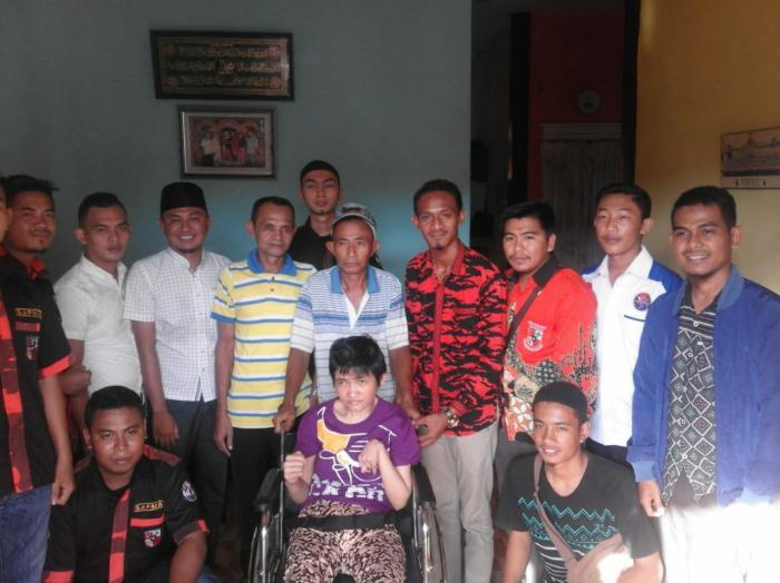 Bersama Mitra VJ, Sapma PP Meranti Serahkan Kursi Roda Kepada Warga Lumpuh