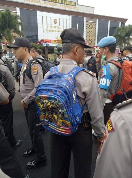 Viral, Kisah Haru Dibalik Foto Polisi Menggendong Tas Anak