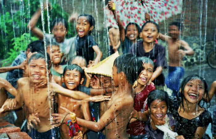 Jangan Terlalu Khawatir, Ini Manfaat Bila Anak Main Hujan