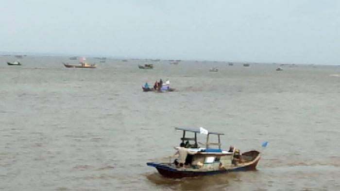 Peserta Mancing di Selat Bengkalis Membeludak