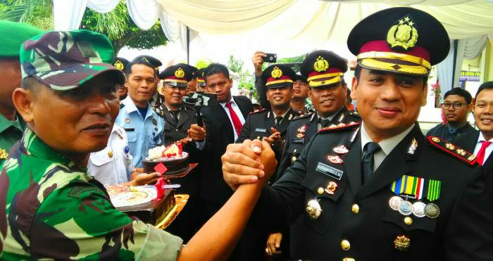 Surprise, Danramil 02 Rambah Berikan Kue Ulang Tahun kepada Kapolres Rohul  