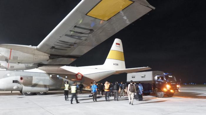 C130 Hercules TNI AU Terbangkan Api Asian Games ke Tanah Papua