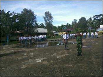 Babinsa Beri Pelatihan Baris Berbaris kepada Siswa