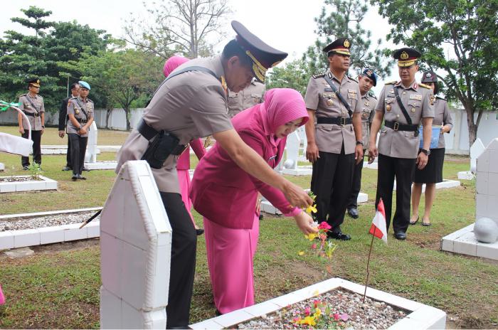 Pimpin Ziarah Dan Tabur Bunga Di TMP Kusuma Dharma, Kapolda Riau: Pengabdian kepada Bangsa dan Negara Harus Diteladani