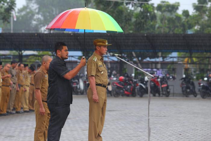 Hujan Tak Surutkan Semangat Pelaksanaan Apel Senin Pagi Pemkab Meranti