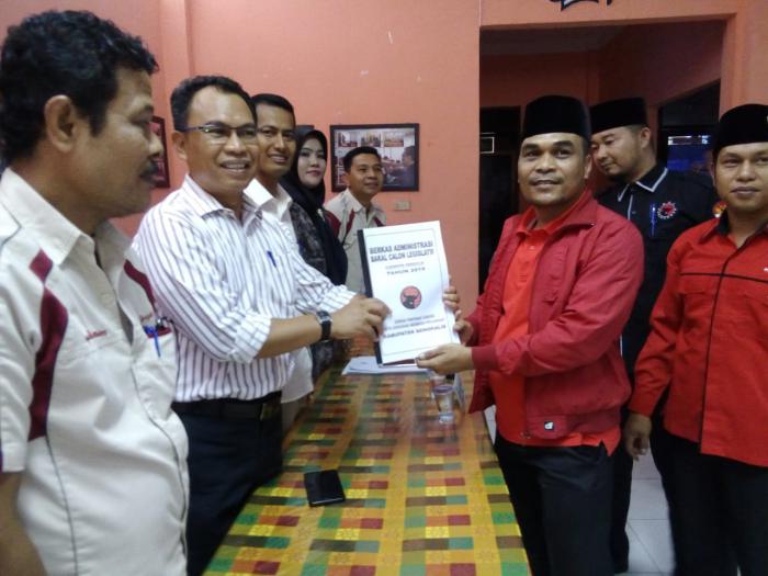 Daftar ke KPU, PDIP Bengkalis Konvoi Gunakan Baju Merah