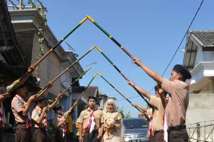Anti Mainstream! Warga Tuban ini Menikah ala Pramuka