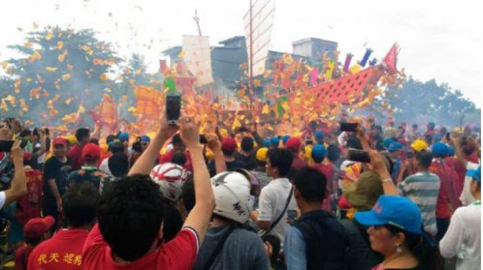 Meriahnya Ritual Bakar Tongkang di Rohil