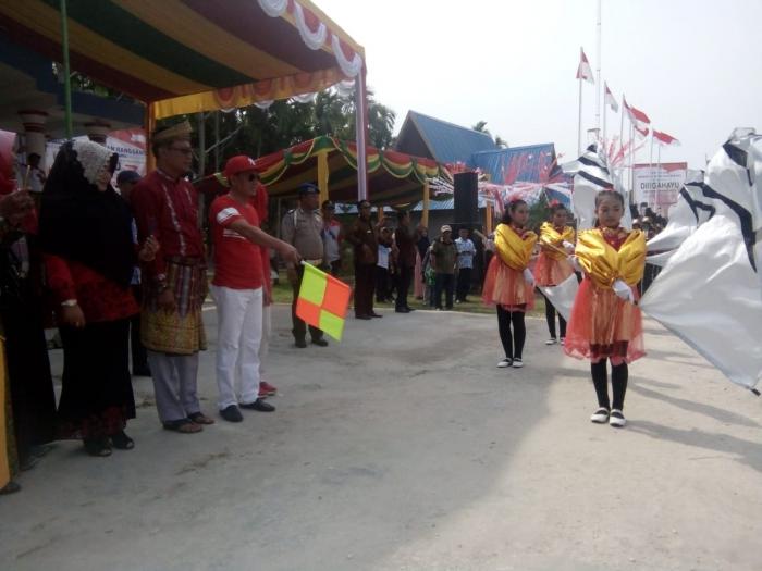 Dilepas Ketua DPRD Meranti, Ratusan Peserta Ikuti Pawai Karnaval HUT RI ke-73 di Rangsang