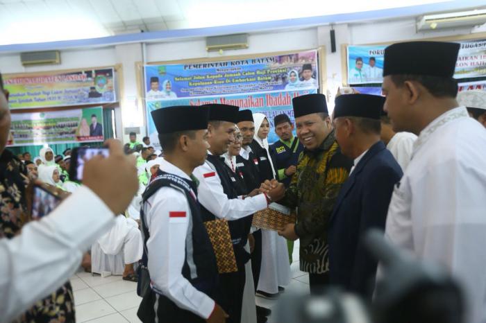 Dilepas Bupati, Siang Ini 81 JCH Meranti Berangkat Menuju Mekah