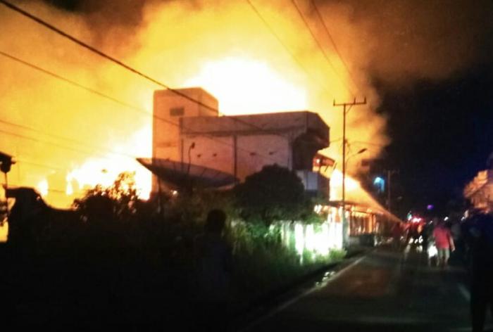 Api Berkobar di Tengah Permukiman Padat Penduduk Selatpanjang