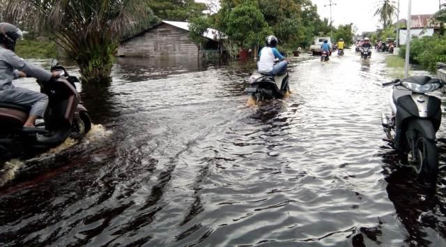 2 Jam Diguyur Hujan, Puluhan Rumah di Simpang Ayam Tergenang