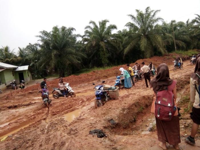 Sulitnya Menggapai Pendidikan, Siswa Harus Berlumpur ke Sekolah. Dimana Pemerintah?