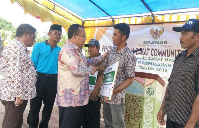 Bupati Serahkan Bantuan ZCD kepada Warga Desa Beting