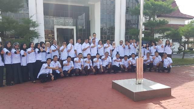 Peringati HAKI, Usai Gelar Apel Kejari Bengkalis Bagi Bagi Kaos