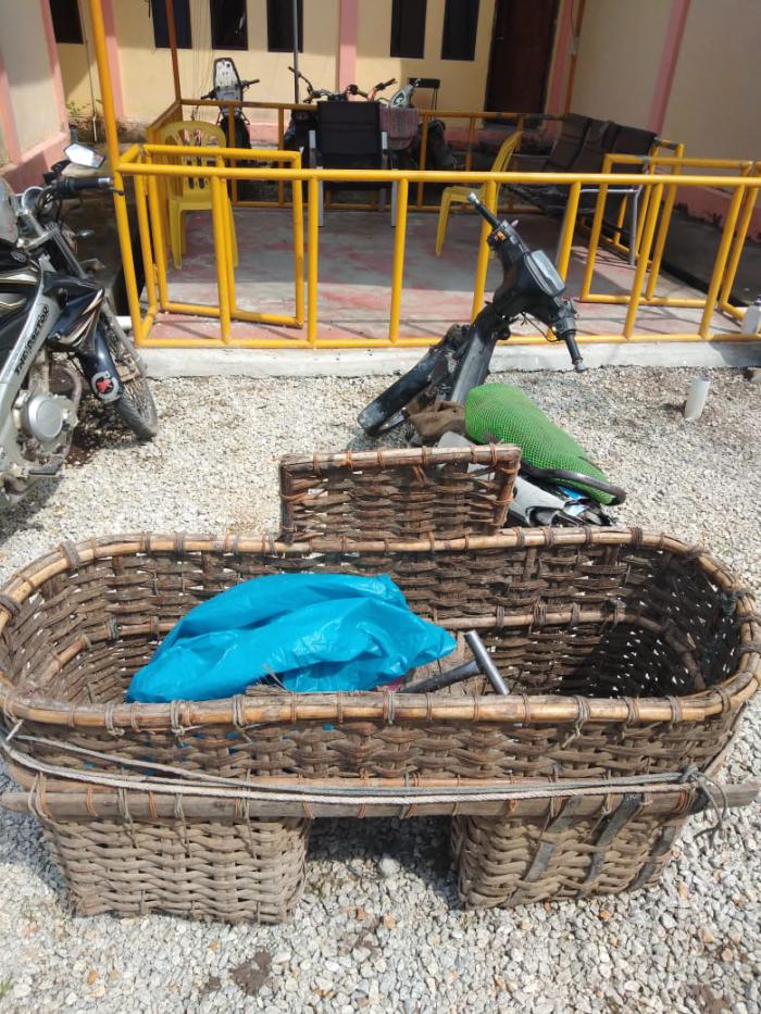 WIhh.. Tabrakan di Siak Kecil, Pemotor Sampai Nyungsep di Kolong Mobil